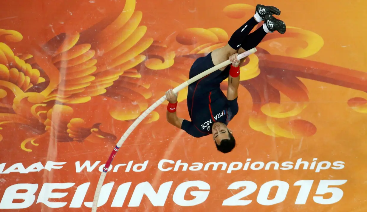 Atlet lompat galah Perancis, Renaud Lavillenie beraksi selama IAAF World Championships ke-15 di Stadion Nasional di Beijing, Cina, (24/8/2015). Renaud pernah memecahkan rekor dunia melompat dengan dengan ketinggian 6,16 m. (Reuters/Fabrizio Bensch)