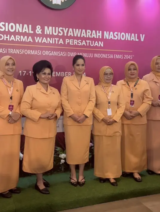 Seragam orange tersebut terdiri dari atasan blazer dengan model panjang dan kancing depan berukuran cukup besar. Dipadukan skirt lurus di bawah mata kaki. [@annisayudhoyono]