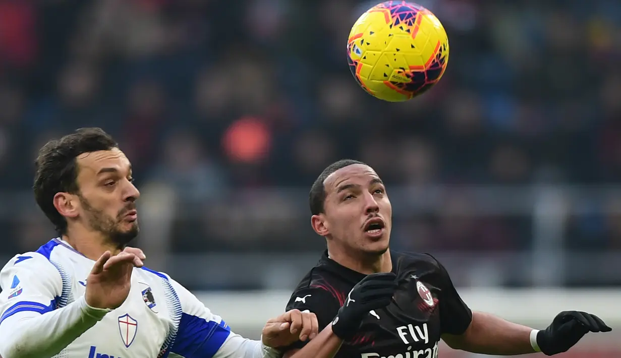Penyerang Sampdoria, Manolo Gabbiadini (kiri) berebut bola dengan gelandang AC Milan,  Ismael Bennacer pada pertandingan Liga Serie A Italia di stadion San Siro, Milan pada 6 Januari 2020. Sampdoria mengumumkan bahwa striker Manolo Gabbiadini dinyatakan positif virus corona. (AFP/Miguel Medina)