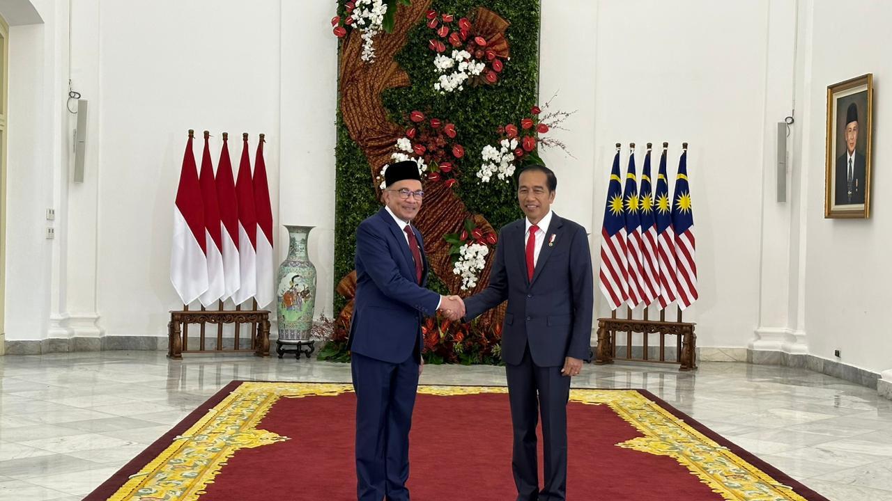 Presiden Jokowi menyambut kunjungan Perdana Menteri Malaysia Anwar Ibrahim di Istana Kepresidenan Bogor Jawa Barat, Senin (9/1/2023)