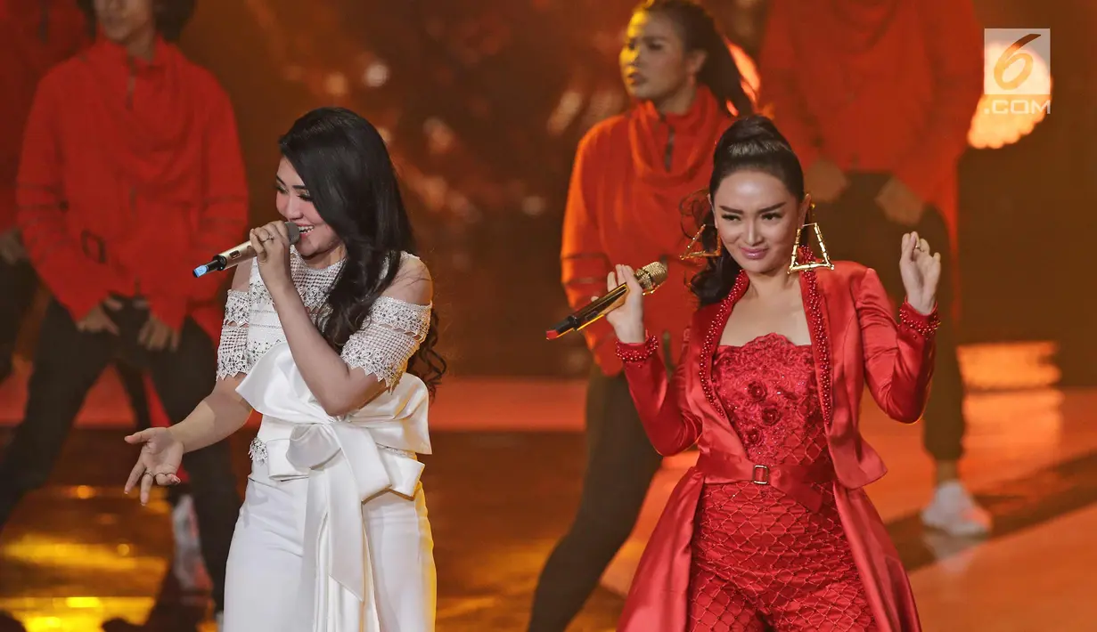 Aksi panggung Via Vallen saat berduet dengan penyanyi dangdut Zaskia Gotik di Konser Raya 23 Indosiar Luar Biasa di Jakarta , Kamis (11/1). HUT Indosiar Bertema “Konser Raya 23 Tahun Indosiar Luar Biasa”. (Liputan6.com/Herman Zakharia)
