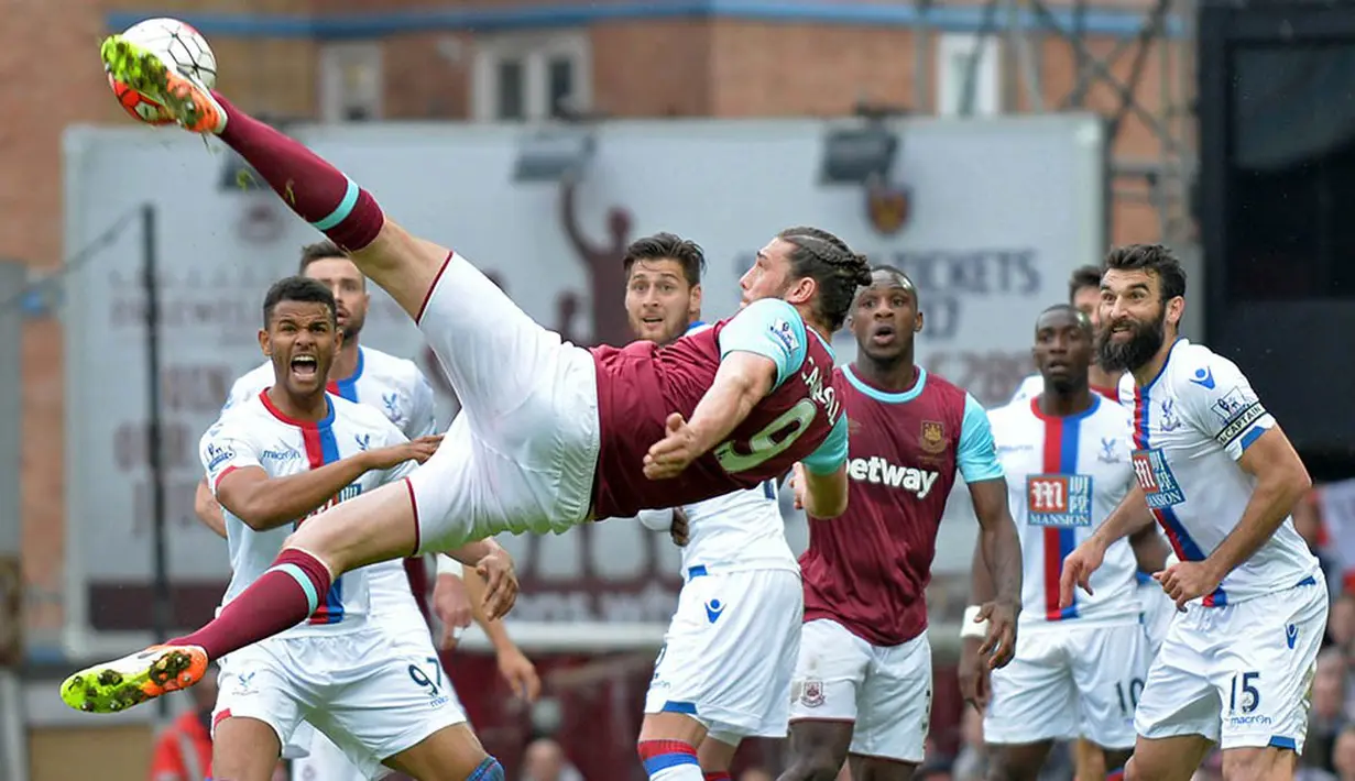 4. Striker West Ham, Andy Carroll, melakukan tendangan salto saat melawan Crystal Palace pada laga Liga Premier Inggris di Stadion Boleyn Ground, Inggris, Sabtu (2/4/2016). Kedua tim bermain imbang 2-2. (AFP/Olly Greenwood)