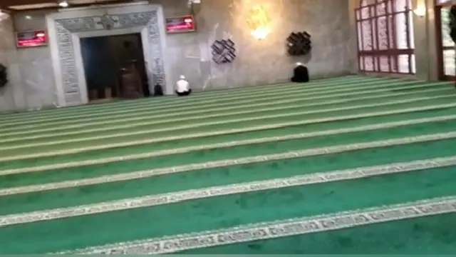 6 Potret Kiano Temani Baim Wong di Masjid, Anteng dan Bikin Gemas