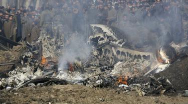 Pesawat India yang jatuh di area Budgam. Ketegangan New Delhi dan Islamabad sedang meninggi.(AP/Mukhtar Khan)