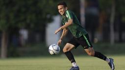 Pemain Timnas Indonesia U-22, Egy Maulana Vikri, mengejar bola saat latihan di Lapangan F Senayan, Jakarta, Jumat (15/11). Latihan ini persiapan jelang Sea Games 2019 Filipina. (Bola.com/Vitalis Yogi Trisna)