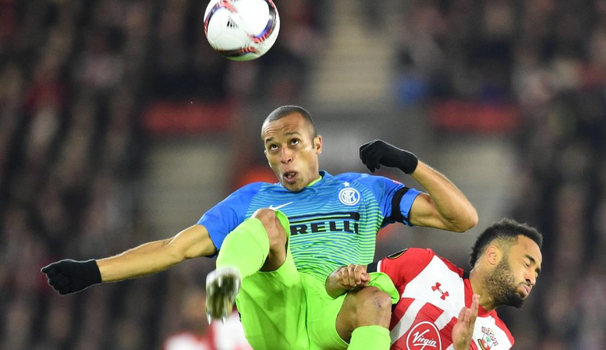Pemain Inter Milan, Joao Miranda, berduel dengan pemain Southampton, Nathan Redmond, pada laga Grup K Liga Europa di Stadion St Mary's, Jumat (4/11/2016) dini hari WIB. (AFP/Glyn Kirk)