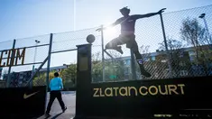 Seorang anak memasuki Zlatan Court di Rosengard, Malmoe, Swedia Selatan (3/5/2016). Zlatan Court adalah lapangan sepak bola yang didedikasikan untuk pemain sepak bola Zlatan Ibrahimovic. (AFP Photo/Jonathan Nackstrand)