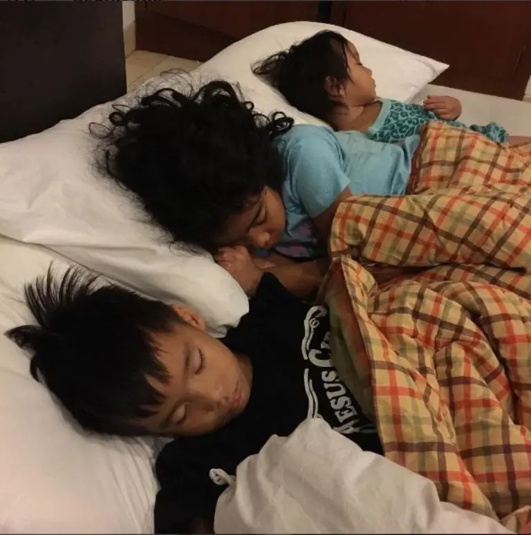Anak-anak Sheila Marcia terlihat tidur nyenyak (Foto: Instagram)
