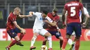 Aksi Lautaro Martinez pada leg 2, babak 16 besar Liga Europa yang berlangsung di stadion Giuseppe Meazza, Milan, Jumat (22/2). Inter Milan menang 4-0 atas rapid Wien. (AFP/Miguel Medina)