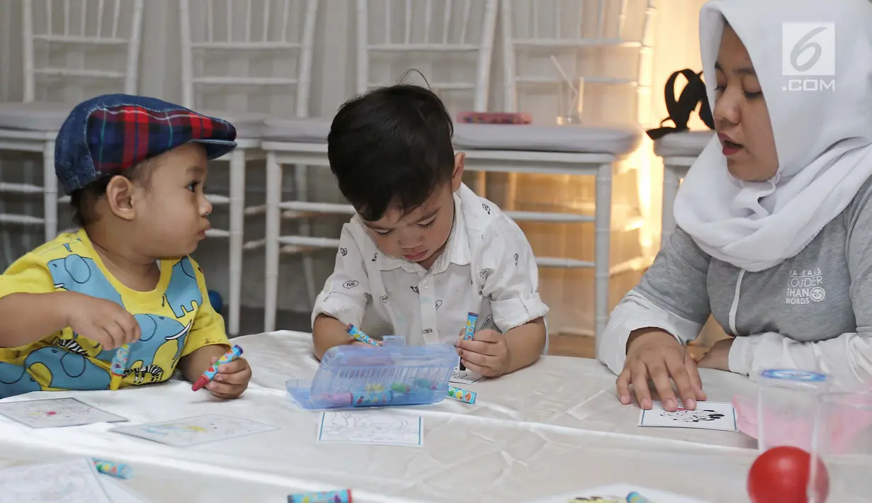 Anak Pasangan Raffi Ahmad dan Nagita Slavina, Rafathar terlihat serius saat menggambar di kawasan Tebet, Minggu (27/08). (Liputan6.com/Herman Zakharia)