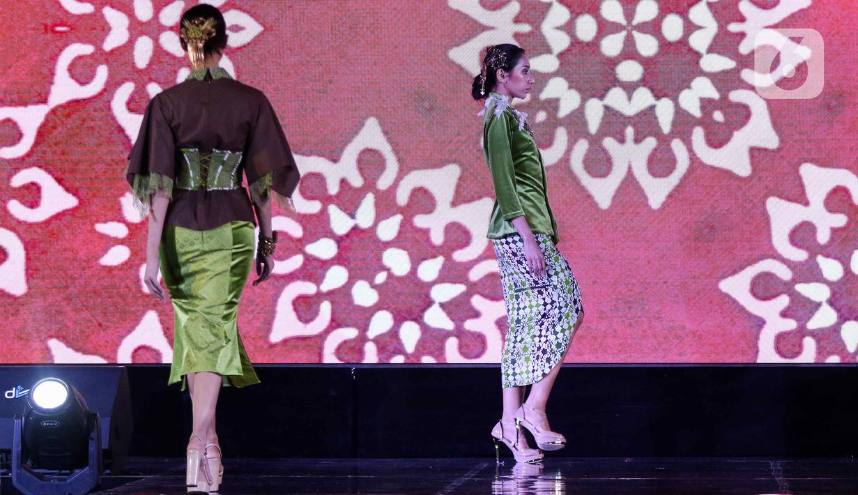 Model mengenakan busana rancangan Ferry Sunarto saat acara Cita dan Cipta Liputan6.com X Fimela dalam parade Wastra Nusantara di Hotel Shangri La, Jakarta, Rabu (31/7/2024). (Liputan6.com/Herman Zakharia)