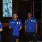 Pelatih Persib, Dejan Antonic (kiri) bersama official dan pemain bersiap rapat usai makan malam   di hotel Tyara Plaza, Ciamis. Sabtu (9/4/2016). Persib akan melakoni laga segitiga melawan PSGC Ciamis,   Minggu (10/4). (Liputan6.com/Helmi Fithriansyah)