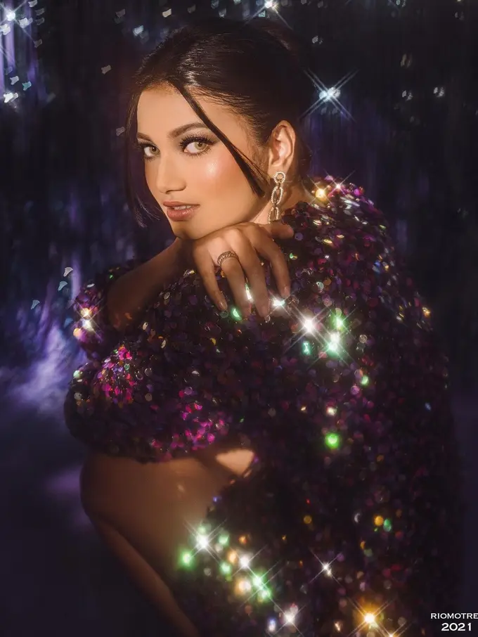 7 Gaya Pemotretan Safira Ratu Sofya Berkonsep Glamor, Makin Elegan