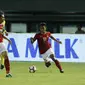 Gelandang Indonesia, Febri Haryadi, berusaha melewati pemain Guyana di Stadion Patriot, Bekasi, Sabtu (25/11/2017). Indonesia menang 2-1 atas Guyana. (Bola.com/M Iqbal Ichsan)