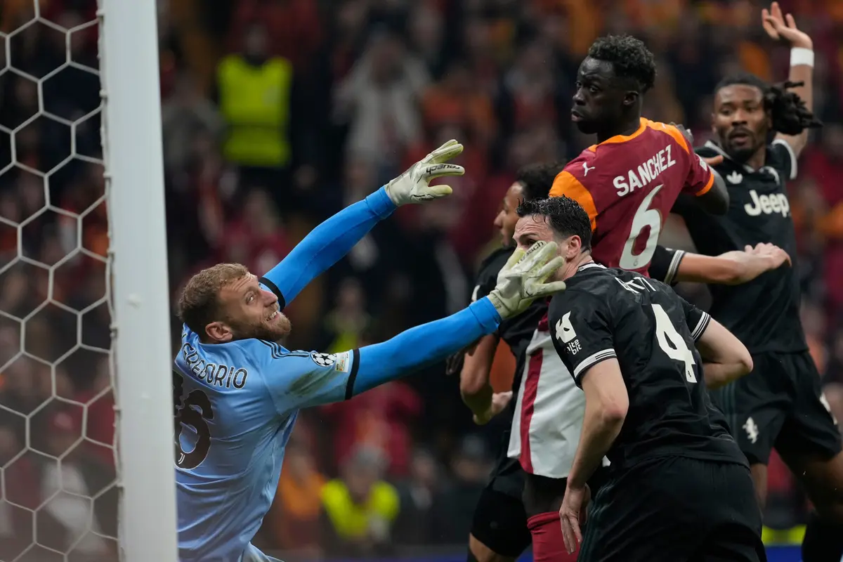 Pemain Galatasaray Davinson Sanchez (atas) mencetak gol ketiga timnya pada laga leg pertama play-off Liga Champions antara Galatasaray vs Juventus