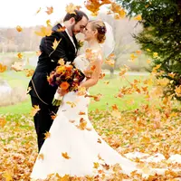 Berikut tema pernikahan musim gugur yang bisa diaplikasikan untuk perayaan di Indonesia.