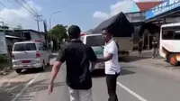 Sopir mobil ambulans bersitegang dengan pengemudi Innova di jalan raya Parengan Tuban