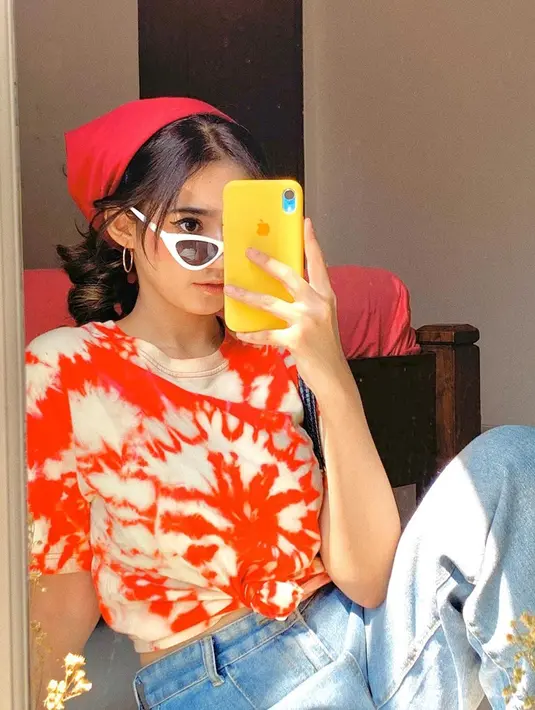 Sering mengikuti photoshoot, Nabilah Vadaq selalu memperhatikan penampilannya. Seperti kali ini, saat sedang hangout ia tampil dengan gaya kasual. Nabilah memilih mengenakan kaus tie dye yang dipadukan dengan celana jeans. Terlihat simpel namun tetap kece.(Liputan6.com/IG/nabilahvdq)