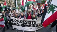 Demonstran di Toronto, Kanada, menyerukan akhir kekerasan bagi Palestina. (AP/Arlyn McAdorey)