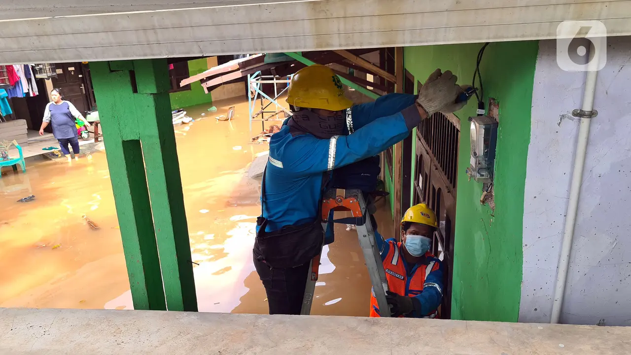 FOTO: Kesibukan Petugas PLN Amankan Jaringan Listrik Saat Banjir