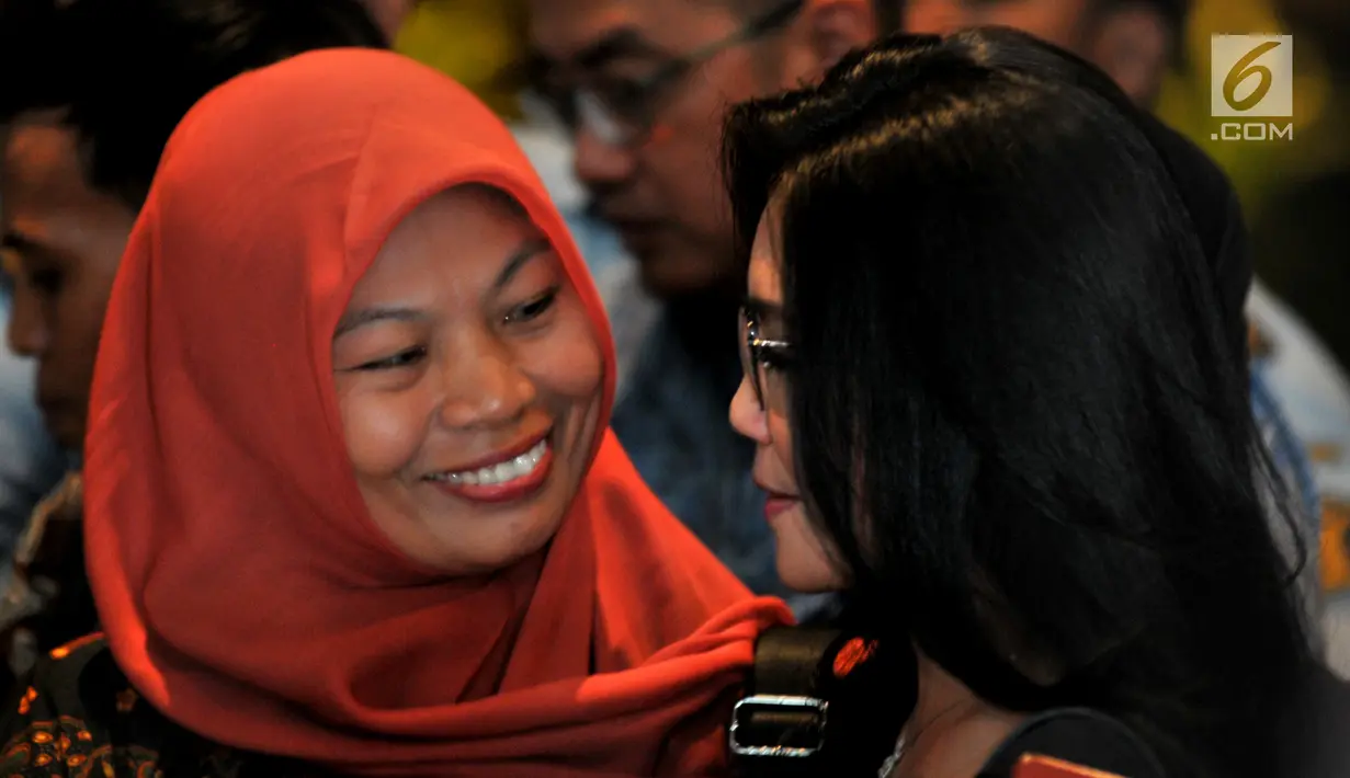 Terpidana kasus pelanggaran ITE Baiq Nuril (kiri) tersenyum usai bertemu Menkumham Yasonna Laoly di Kantor Menkumham, Jakarta, Senin (8/7/2019). Baiq Nuril divonis 6 bulan penjara dan denda Rp 500 juta atas perekaman pelecehan seksual yang dialaminya. (merdeka.com/Iqbal Nugroho)