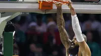 Pebasket Phoenix Suns, Tyson Chandler, memasukkan bola saat pertandingan melawan Boston Celtics pada laga NBA di Stadion TD Garden, Boston Minggu (3/12/2017). Boston Celtics menang 116-111 atas Phoenix Suns. (AP/Michael Dwyer)