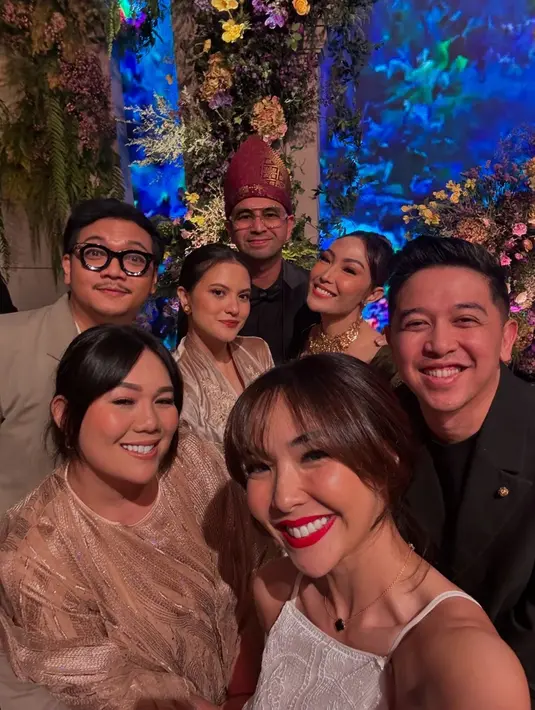 Marsha juga membagikan potretnya bareng pembawa acara resepsi pernikahan Aaliyah, yaitu Raffi Ahmad dan Ayu Dewi. Ada pula beberapa tamu yang lain, termasuk Gisella Anastasia. Diketahui, persahabatan antara Marsha dan Aaliyah sudah terjalin sejak dulu, bahkan saat Marsha masih menjadi kekasih El Rumi. (Liputan6.com/IG/@aruanmarsha)