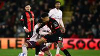 Gelandang Brentford, Yunus Emre Konak (kiri), berebut bola dengan penyerang asal Inggris Bournemouth bernomor 21, Daniel Jebbison, dalam pertandingan sepak bola Liga Inggris antara Bournemouth dan Brentford di Stadion Vitality, Bournemouth, Inggris selatan, pada 15 Maret 2025. (AFP/Ben Stansal)