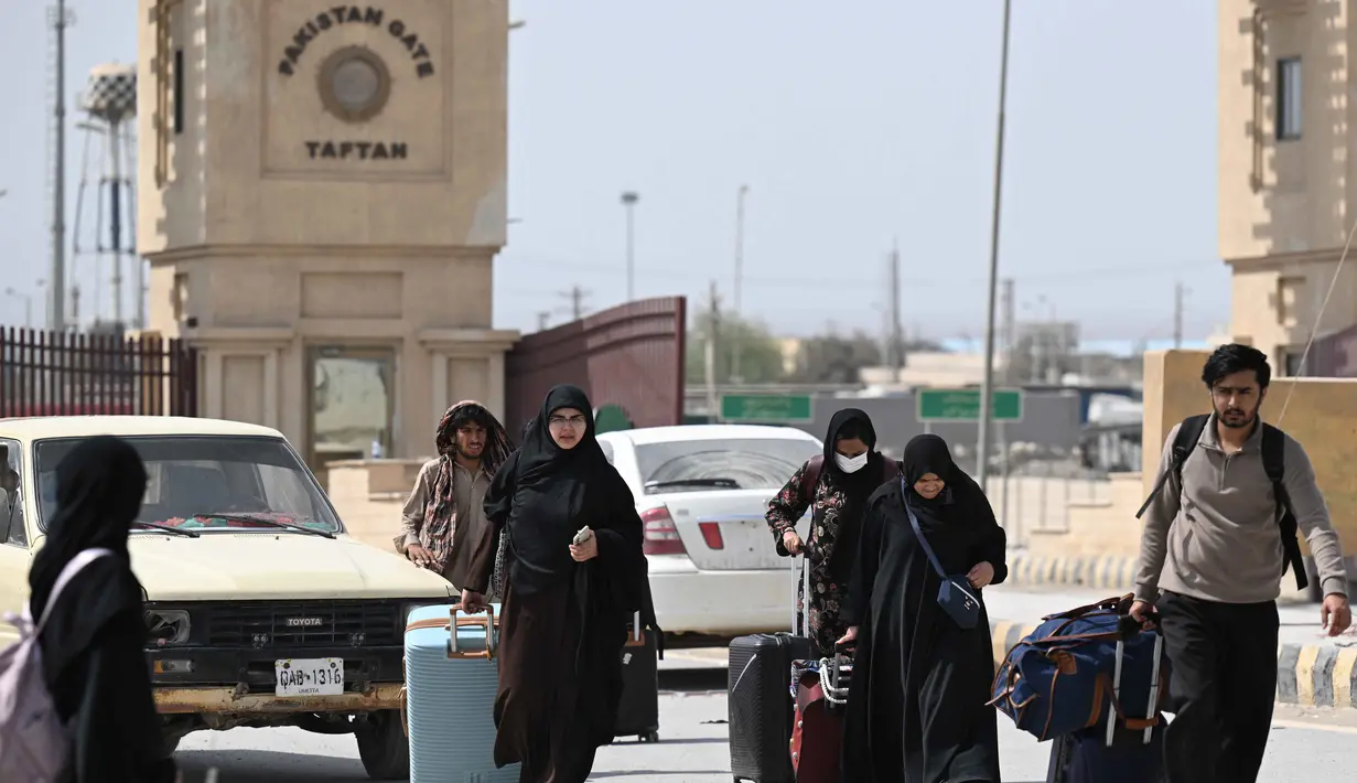 Sejumlah warga Pakistan melintasi perbatasan Taftan pada Selasa 3 Maret 2026. Tampak dalam foto, warga Pakistan berjalan melintasi perbatasan Taftan di provinsi Balochistan, Iran pada Selasa 3 Maret 2026, di tengah serangan Amerika Serikat dan Israel yang terus memanas. (Banaras KHAN/AFP)