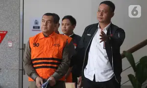Wakil Menteri Imigrasi dan Pemasyarakatan (Wamen Imipas), Silmy Karim (kiri), dikawal petugas menuju mobil tahanan usai menjalani pemeriksaan intensif di Gedung Merah Putih Komisi Pemberantasan Korupsi (KPK), Jakarta, Kamis (4/6/2026). (Liputan6.com/Helmi Fithriansyah)