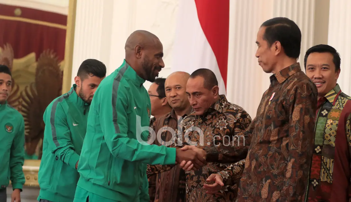 Kapten Timnas Indonesia, Boaz Solossa  dan Rekan-rekannya diterima Presiden RI, Joko Widodo di Istana Negara, (19/12/2016). (Bola.com/Nicklas Hanoatubun)