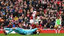 Striker Arsenal, Pierre-Emerick Aubameyang berhasil mencetak gol ke gawang Watford pada lanjutan pertandingan Liga Inggris di Emirates Stadium, Minggu (11/3). Kemenangan telak sukses dibukukan Arsenal usai mengalahkan Watford 3-0. (Ben STANSALL / AFP)