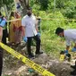 Polisi melakukan olah tempat kejadian perkara penemuan bayi dalam tas di pinggir jalan. (Liputan6.com/M Syukur)