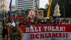 Sejumlah massa menggelar aksi tolak reklamasi Bali di Bundaran HI, Jakarta, Minggu (21/9/14). (Liputan6.com/Faizal Fanani)