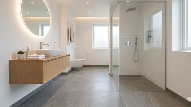 Pilihan Lantai Kamar Mandi yang Tidak Licin. Gemini
