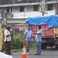 Salah satu dari lima truk pengangkut batu bara yang ditahan oleh patroli polantas di Aceh Barat (Liputan6.com/Ist)