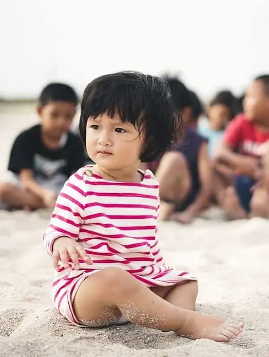 Lihat betapa lucunya ekspresi Salma saat sedang bermain pasir di pinggir pantai. (Foto: instagram.com/riodewanto)