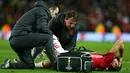 Petugas memeriksa pemain Manchester United, Zlatan Ibrahimovic yang cedera pada pertandingan Liga Europa kontra Anderlecht di Old Trafford, Kamis (20/4). Kelolosan MU ke semifinal diiringi cederanya Marcos Rojo dan Ibrahimovic. (AP Photo/Dave Thompson)