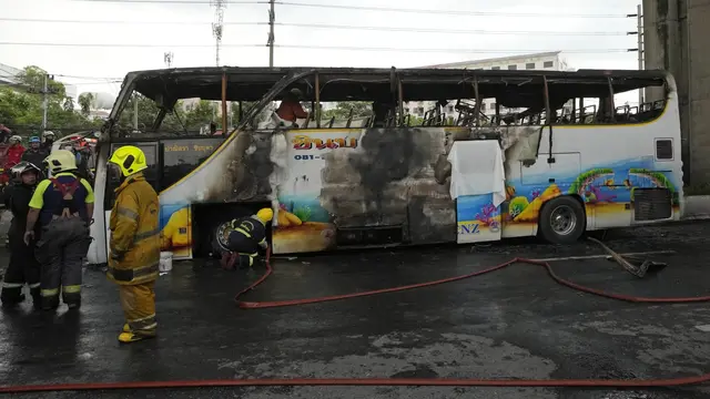 Kebakaran sebuah bus sekolah di Thailand. (AP)