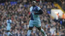 3. Adebayo Akinfenwa - Mantan pemain Swansea City yang memiliki berat badan 102 kg. Hal tersebut membuatnya keluar sebagai pesepak bola profesional terberat di dunia. (AFP/ian Kington)
