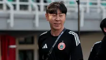 Pelatih Persija Jakarta, Shin Tae-yong, tersenyum usai timnya mengalahkan PSMS Medan 4-1 pada laga terakhir Grup B Piala Presiden 2026 di Stadion Gelora Bung Tomo, Surabaya, Sabtu (1/8/2026). Kemenangan tersebut menjaga peluang Macan Kemayoran melaju ke semifinal, yang akhirnya dipastikan setelah Persebaya Surabaya menaklukkan Port FC 2-1 pada laga penutup Grup B. Persija selanjutnya akan menghadapi rival klasiknya, Persib Bandung, pada babak semifinal di Stadion Kapten I Wayan Dipta, Gianyar, Bali. (Bola.com/Wahyu Pratama)