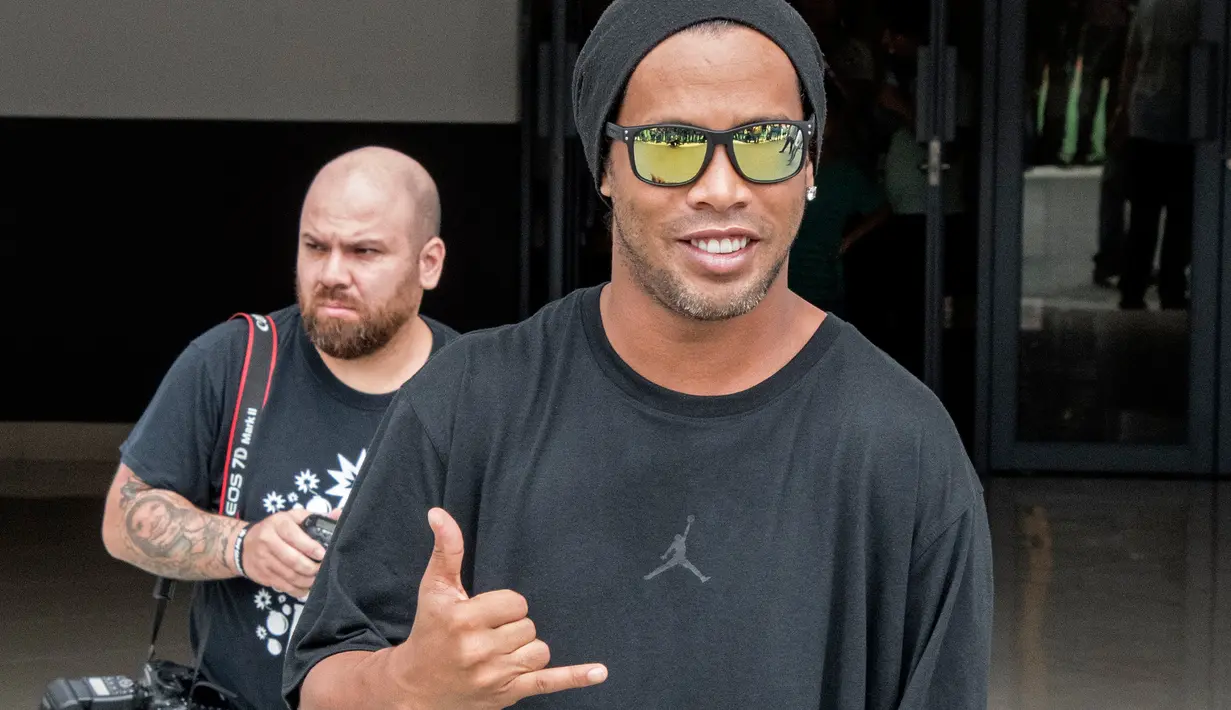 Eks Striker Barcelona, Ronaldinho tiba di Stadion Nasional di San Jose sebelum pertandingan persahabatan melawan mantan pemain Kosta Rika, (4/8). (AFP Photo/Ezequiel Becerra)
