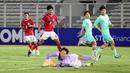 <p>Pemain Timnas Indonesia U-20, Arkhan Kaka berusaha mencetak gol ke gawang Timnas China U-20 pada laga persahabatan yang berlangsung di Stadion Madya, Senayan, Jakarta, Jumat (22/03/2024). (Bola.com/Abdul Aziz)</p>
