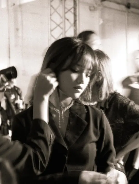 Rambut panjang Fuji yang diikal menghadirkan vibes seorang lady boss yang kece pada gayanya kali ini. [Foto: Instagram/fuji_an]