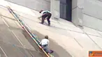 Citizen6: Pekerja cleaning servis sedang membersihkan gedung tanpa menggunakan pengaman. (Pengirim: Dadiq)