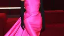 Kim Kardashian tampil dengan dress couture yang megah berwarna pink terang rancangan Balenciaga. [Foto: Instagram/thisisannasfashion]