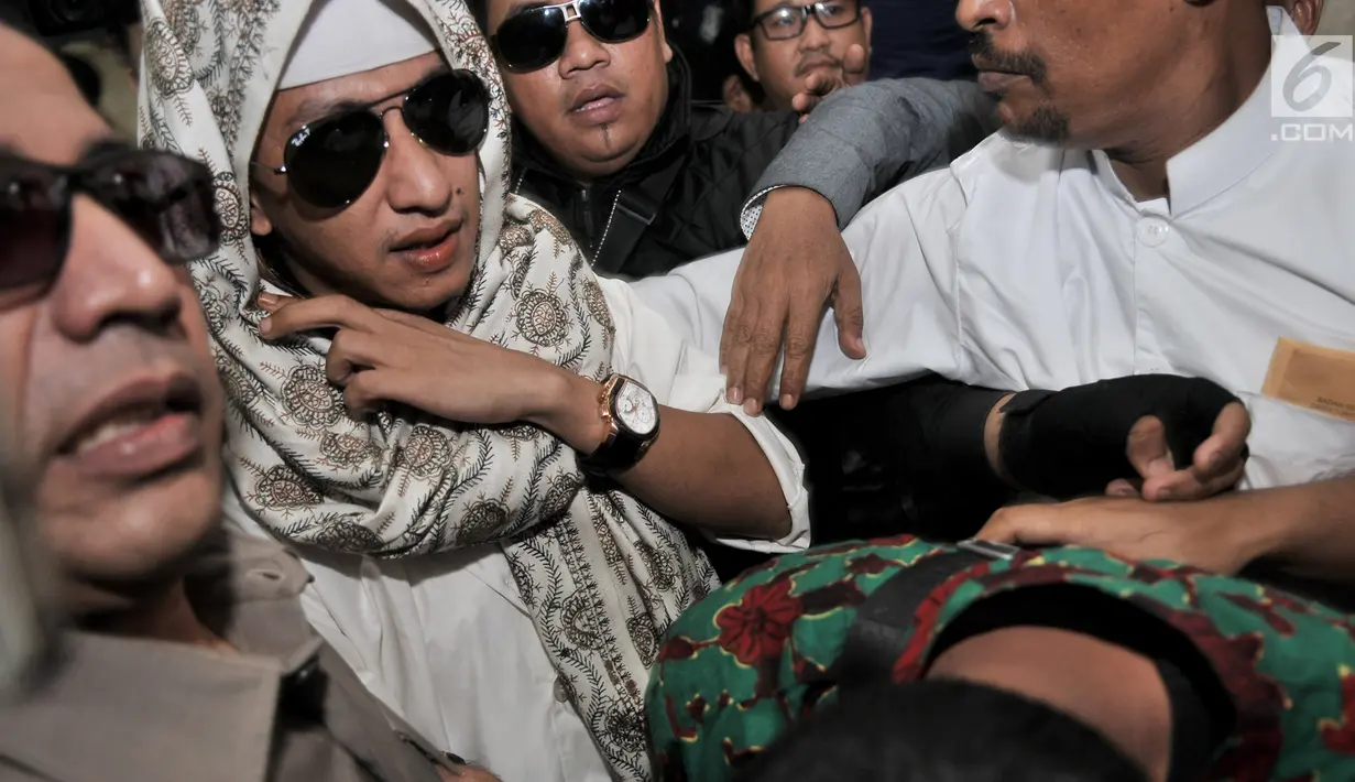Habib Bahar bin Smith dikerumuni awak media saat tiba untuk menjalani pemeriksaan di Gedung Bareskrim Polri Jakarta, Kamis (6/12). Habib Bahar bin Smith tampil mengenakan kacamata hitam saat memenuhi panggilan Bareskrim. (Merdeka.com/ Iqbal S. Nugroho)