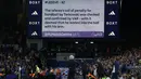 Skor 0-0 yang tak kunjung berubah menjelang berakhirnya pertandingan akhirnya berganti pada menit ke-84 setelah wasit memberikan hadiah penalti untuk Leeds United. Pengadil lapangan menganggap bahwa James Tarkowski melakukan 'handball' di kotak terlarang. (AFP/Darren Staples)