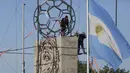 Pekerja menambahkan detail terakhir ke monumen untuk menghormati mendiang legenda sepak bola Diego Maradona di Santa Clara del Mar, Argentina, 29 Oktober 2021. Peresmian monumen itu menandai ulang tahun Diego Maradona yang meninggal pada 25 November 2020 di usia 60 tahun. (AP Photo/Vicente Robles)