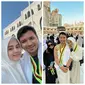 Reza Surya dan Alifhia Fitri adalah pasangan selebriti, yang jalani ibadah haji seusai menikah. Sejumlah postingannya tuai beragam komentar dari warganet. Sumber (IG: @rezasuryaptr @alifhiafitri)
